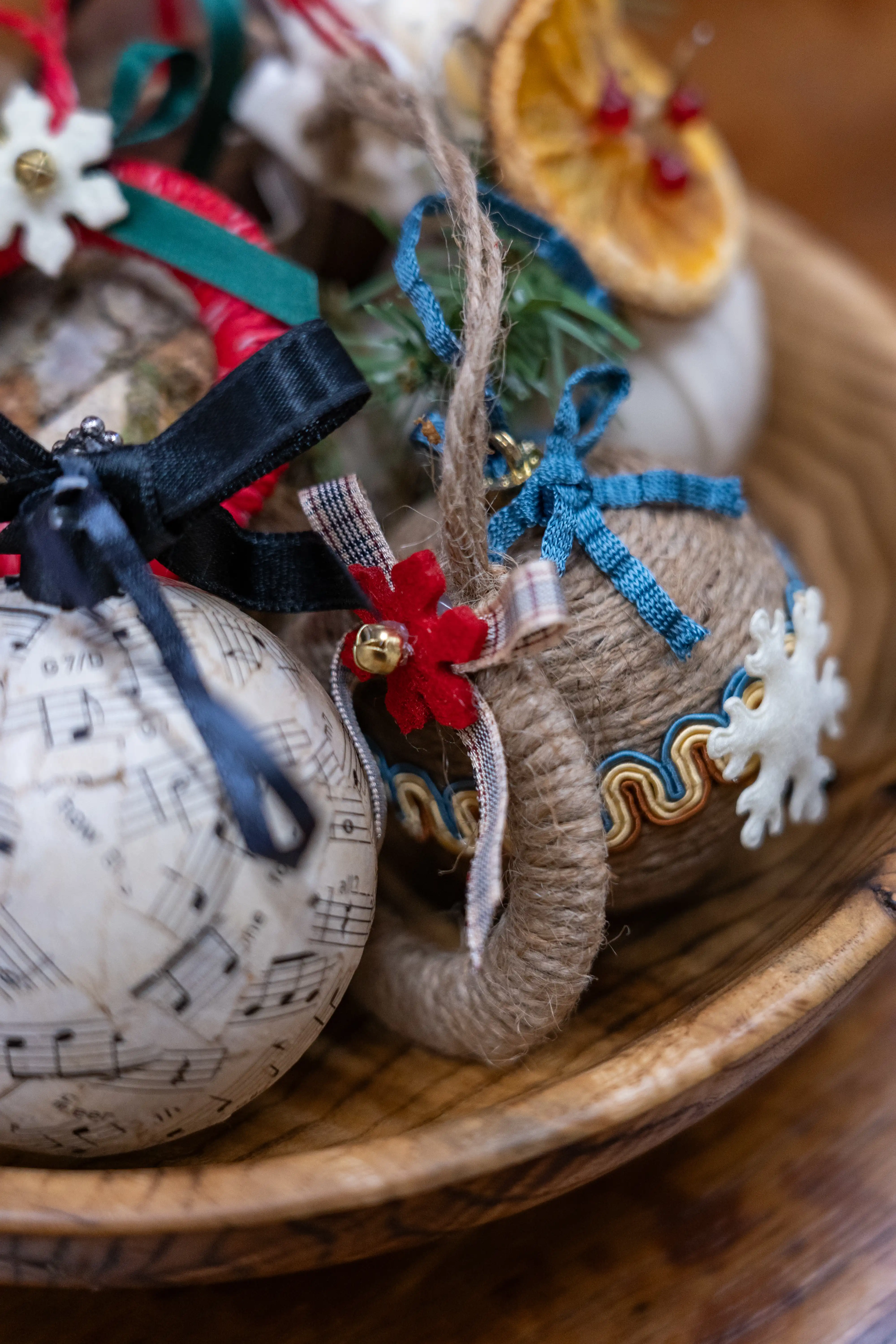 Homemade Christmas Decorations - string baubles in a bowl
